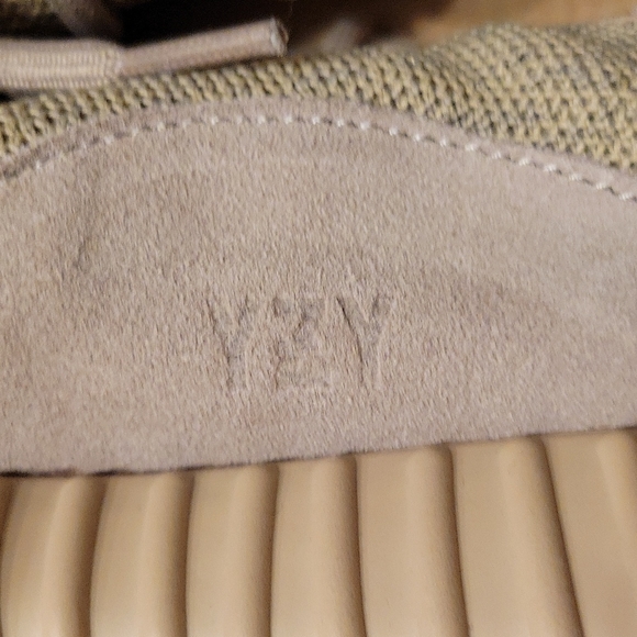 RARE NEW IN THE BOX ADIDAS YEEZY BOOST 350 V2 SNEAKERS. THEY ARE AUTHENTIC. - Picture 14 of 16